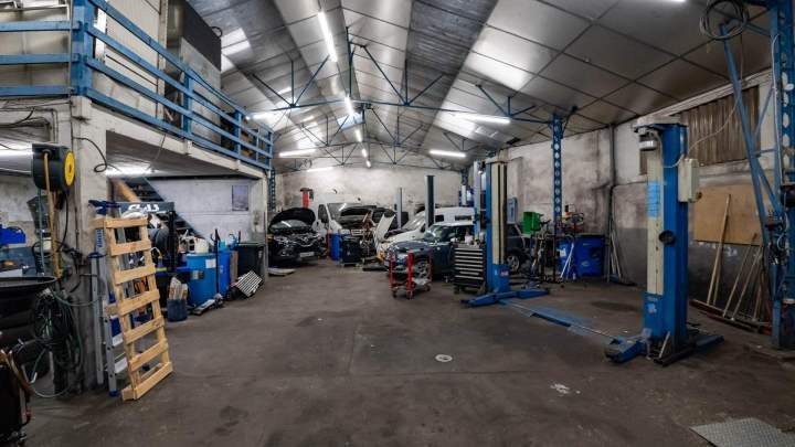 Garage d'entretien de véhicule à Olivet